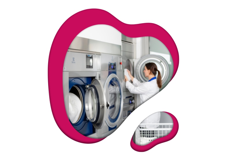 Femme dans une laverie automatique qui sort des vêtements d'un sèche linge