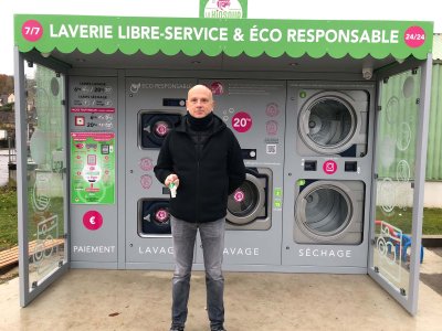 M. DAVILLE devant sa laverie automatique Le Kiosque à Linge