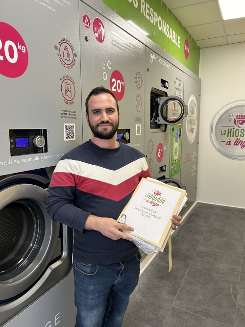 M. CHAUSSAT dans sa laverie automatique Le Kiosque à Linge